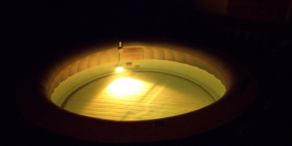 Projecteur LED  spécialement conçu pour être installer dans un spa gonflable.  Un accessoire qui donne une nouvelle dimension à votre spa gonflable, très esthétique, et vous procurant tous les bienfaits de la chromathotherapie  Idéale pour toutes les spa gonflables INSTALLEE EN 5 MINUTES